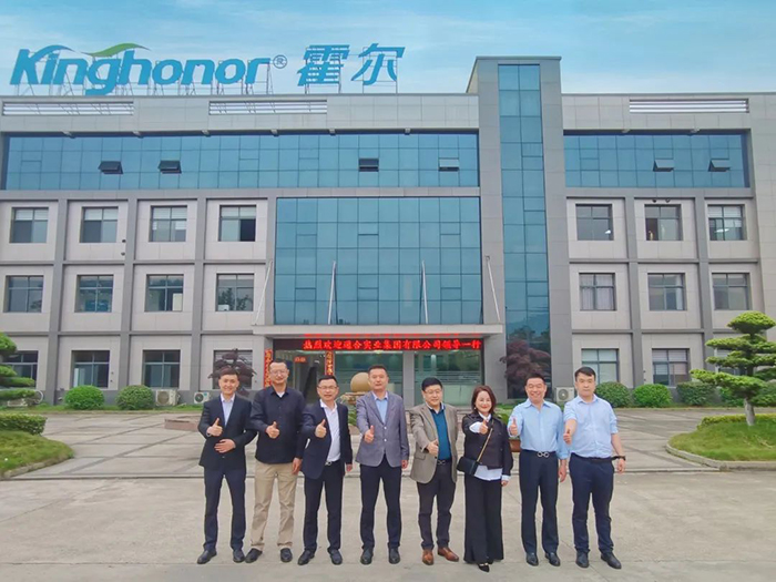 通合實(shí)業(yè)集團(tuán)赴聯(lián)塑霍爾新風(fēng)考察交流并簽訂五年陜西獨(dú)家總代理！