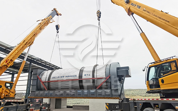 活性污泥烘干設(shè)備吊裝現(xiàn)場(chǎng)